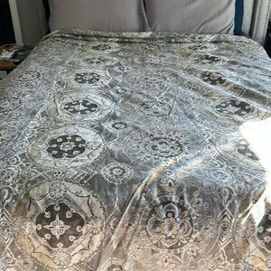 Pottery Barn Jacquelyn Medallion Organic Sateen Duvet Cover, queen size, 2 shams